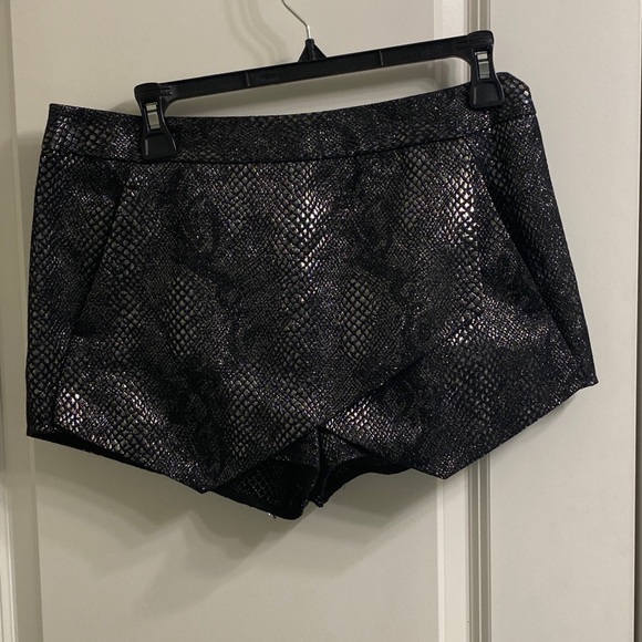 Express metallic snakeskin print black skort. - Picture 2 of 9